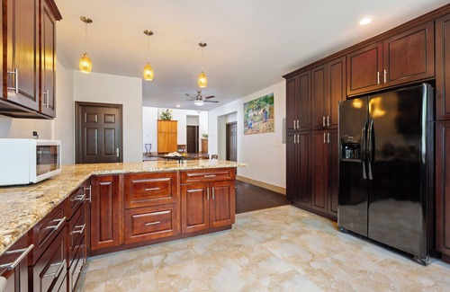 Waimanalo House | Great Price! 3800sf 7 rooms 4 baths Huge Gated House Steps from Waimanalo Beach