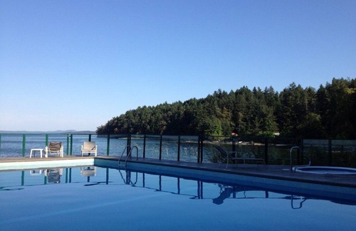 North Oyster House | Great Price ! Oceanfront , outdoor pool & hot tub Fall SPECIAL 155.00 a night
