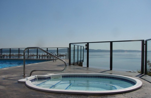 North Oyster House | Great Price ! Oceanfront , outdoor pool & hot tub Fall SPECIAL 155.00 a night