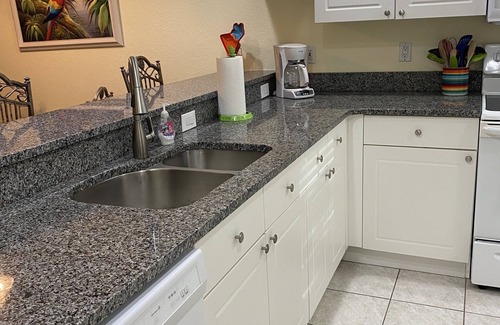 Bonita Shores Condo | GREAT RATES! MINUTES TO BEACH!