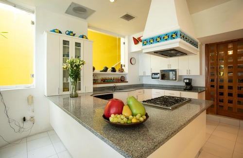 South Shore Hotel Area Villa | Great RATES with full STAFF! September special for Pay for 5, get n7 nights