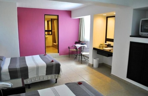 Zona Hotelera Norte House | Great Relaxing Overnight Stay! Beach Access, Free Parking, Free Breakfast, Pool