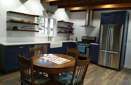 McCall House | GREAT REMODELED PET FRIENDLY COTTAGE! Walk to downtown and and the lake!