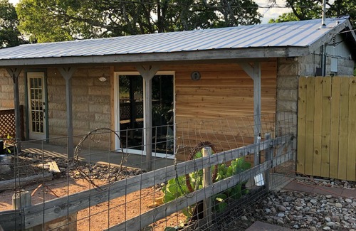 Fredericksburg House | Great reviews,secluded,jacuzzi tub,full kitchen,deck area,pet friendly,WiFi