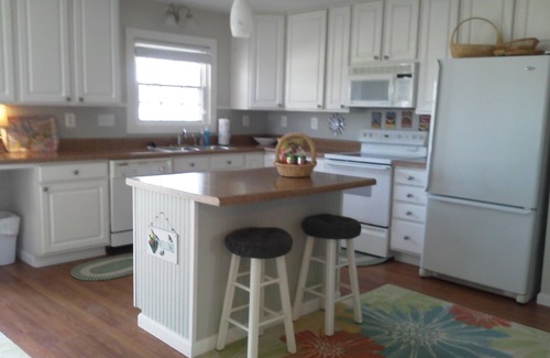 Colonial Beach House | Great River Views, walk to Beach !