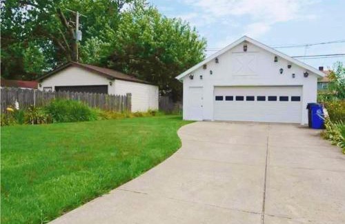 Cleveland House | Great Room near Cleveland airport