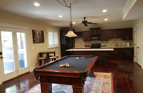 White City Apartment | Great Sandy apartment with hot tub and pool table!
