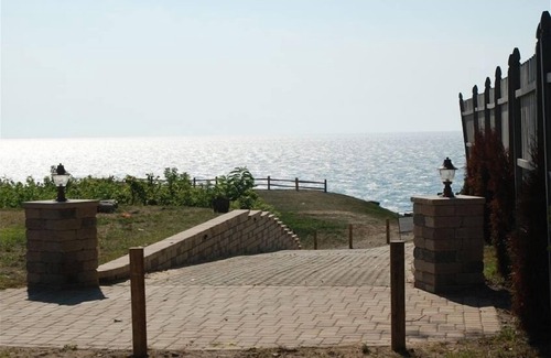 Lake Michigan Beach Villa | GREAT SEPT DATES for apple picking & wine tasting. Rent 2 nights 3rd night free.