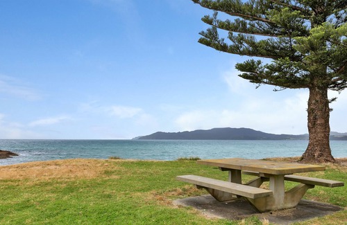 Cable Bay House | Great Seaviews - Cable Bay Holiday Home