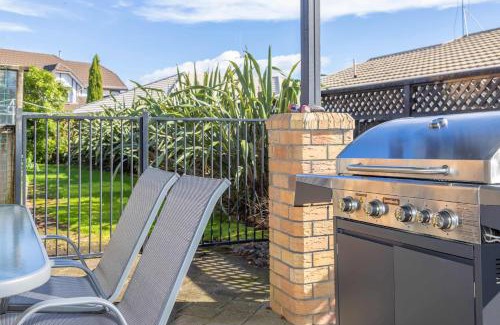 Hamilton House | Great Short-Mid Term Stay! River Views & Games Room