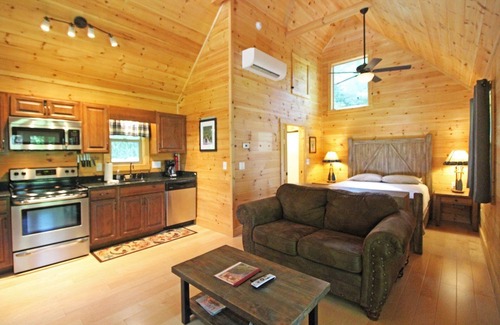 Bryson City Cabin | Great small cabin with hot tub