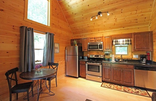 Bryson City Cabin | Great small cabin with hot tub