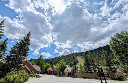 Mountain House Condo | Great Studio condo! Walk to river run!