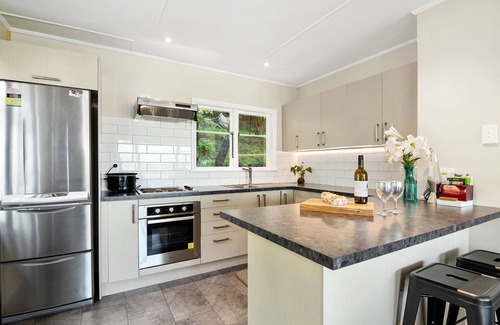 Tahunanui Cottage | Great Tasman Outlook - Nelson Holiday Home