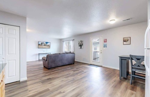 Brighton Apartment | Great Two King-Bed Rooms Near Airport | Ideal Stay!