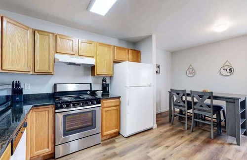 Brighton Apartment | Great Two King Bedroom Spot Close to the Airport