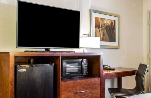 Martinez House | Great value minutes from Waterworld!