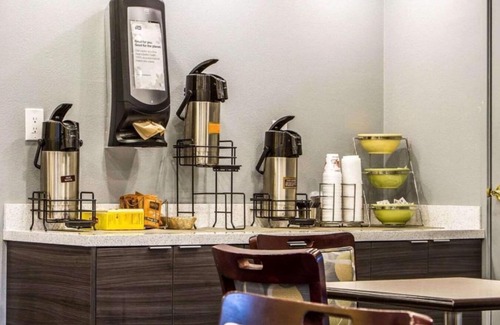 Martinez House | Great value minutes from Waterworld!