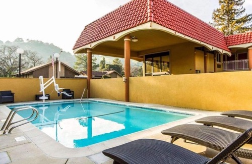 Martinez House | Great value minutes from Waterworld!