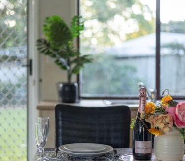 Heritage Park House | Great value Stylish 2BR Granny Flat Heritage Park