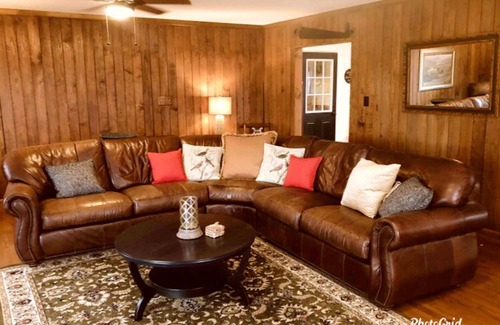 Strasburg Cabin | Great views, hike onsite, work remotely, huge smart TVs & hot-tub