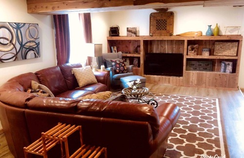 Strasburg Cabin | Great views, hike onsite, work remotely, huge smart TVs & hot-tub