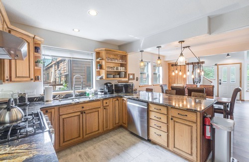 Ouray Condo | Great Views-Sleeps 8-Private Deck-Walk to Main St