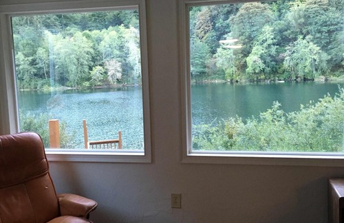 Scottsburg Cabin | Great Vintage 2500sq ft. country cabin amazing river front setting!