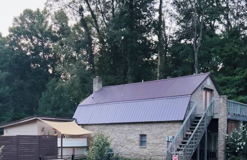 Saint Mary Of The Woods House | Great Weekend Getaway! Renovated in 2023, Zero Contact Booking, Pool Table, Wifi