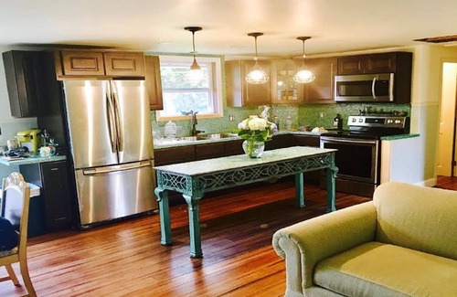 Adamsville House | Great weeks in Aug and Sept nLess than 5 min walk to beach at end of street