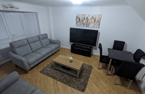 Little Hay House | Greatmindz Abode - 3 bedroom townhouse close to airport, NEC, train station