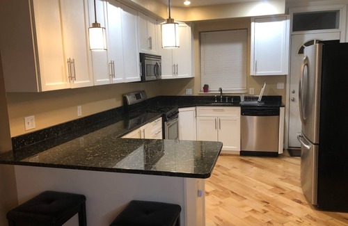 Downtown Baltimore House | Greek Food, Best Nights Sleep-Hotel Mattress, Black Out Curtains, Free Parking