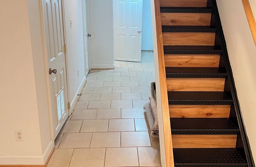 Downtown Baltimore House | Greek Food, Best Nights Sleep-Hotel Mattress, Black Out Curtains, Free Parking