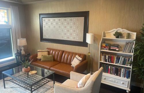 Greektown Apartment | Greektown steps from Hopkins
