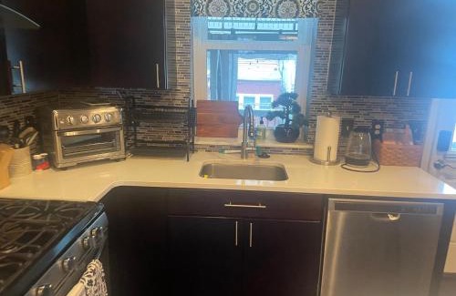 Greektown Apartment | Greektown steps from Hopkins