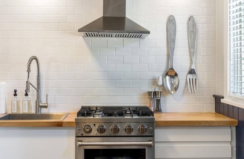 Bend House | Greeley Cottage: Steps to downtown Bend