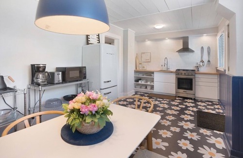 Bend House | Greeley Cottage: Steps to downtown Bend