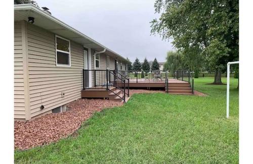 Bellevue House | Green Bay Central Location! Great Yard! Big Deck! Bike Trails! Dog Park!Private!