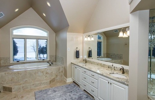 Sturgeon Bay House | Green Bay Waterfront - Estate on the Lake