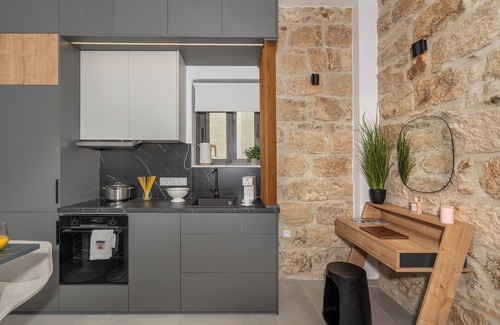 Piraeus Apartment | Green & Blue Suites: Odyssey Suite (A/C, Balcony,300Mbps Wi-Fi)
