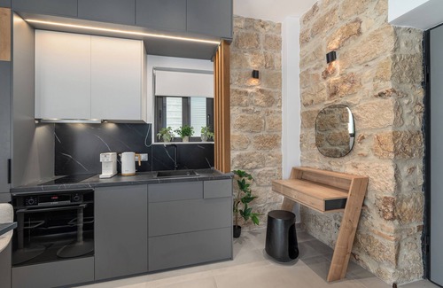 Piraeus Apartment | Green & Blue Suites: Odyssey Suite (A/C, Balcony,300Mbps Wi-Fi)