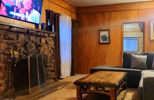 Peter Pan House | Green Cabin in Big Bear Lake 3 bdr Pets Friendly