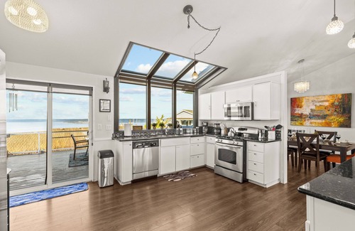 Northeast Tacoma House | Green Clean-180 Waterviews! Stunning Sunsets. Firepit. Pets.