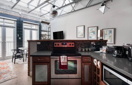 Brazos Apartment | Green Door Lofts-Retro Loft - Silos/Downtown