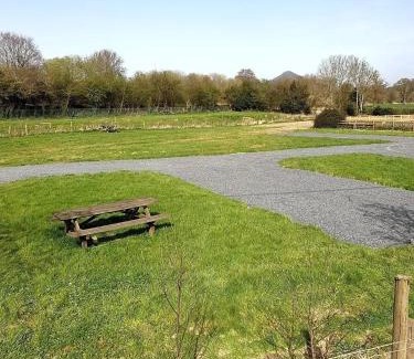 Kingswood House | Green Dragon and Kitchen Pod - Sleeps 2 & Parking