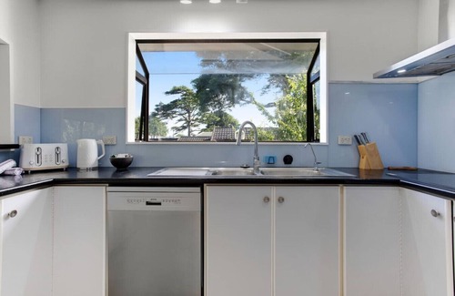 Manurewa House | Green Family 5BR Retreat in Wattle Downs w Yard
