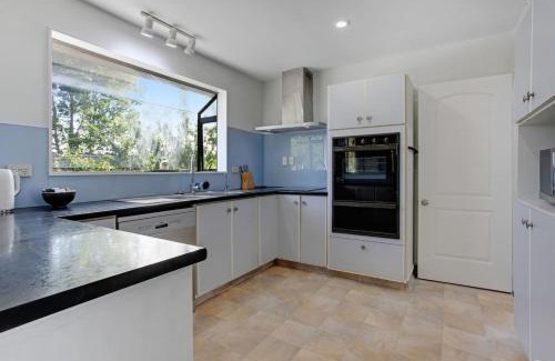 Manurewa House | Green Family 5BR Retreat in Wattle Downs w Yard