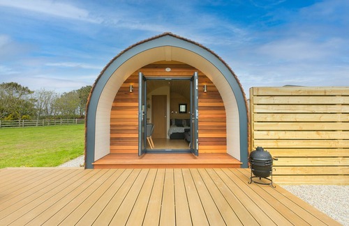 St. Buryan Cottage | GREEN FIELDS, romantic, with hot tub in St Buryan