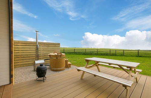 St. Buryan Cottage | GREEN FIELDS, romantic, with hot tub in St Buryan