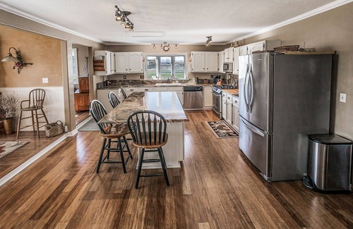 Bozeman House | Green Gables - Country Farmhouse - 7 Minutes to Bozeman
